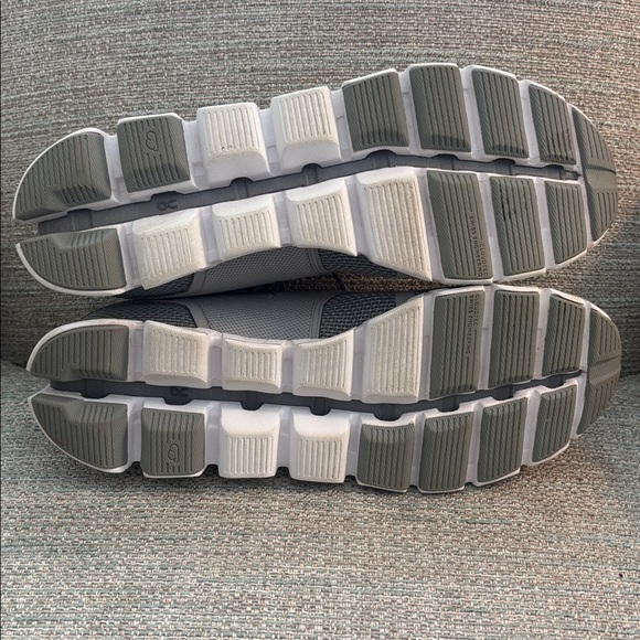 On Cloud 5 Gray Silver White Sneakers Running Shoes Men’s size 9.5 - Picture 8 of 10